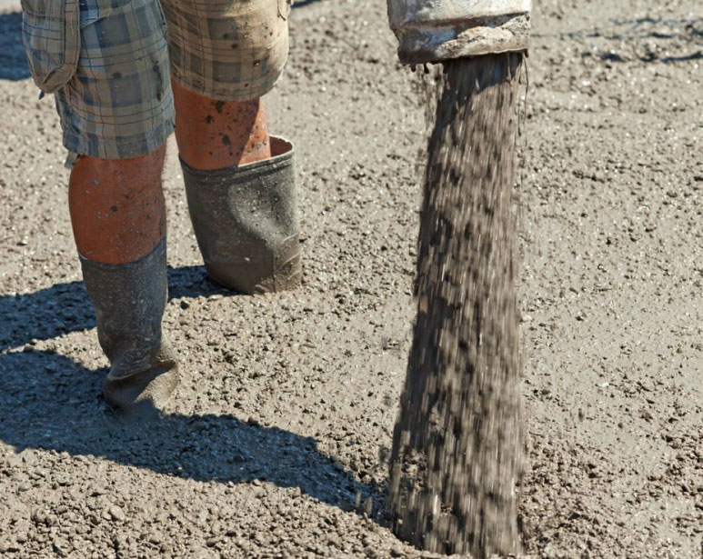 雨天實(shí)施防汛混凝土工程應(yīng)該注意哪些？【植樁機(jī)廠家】